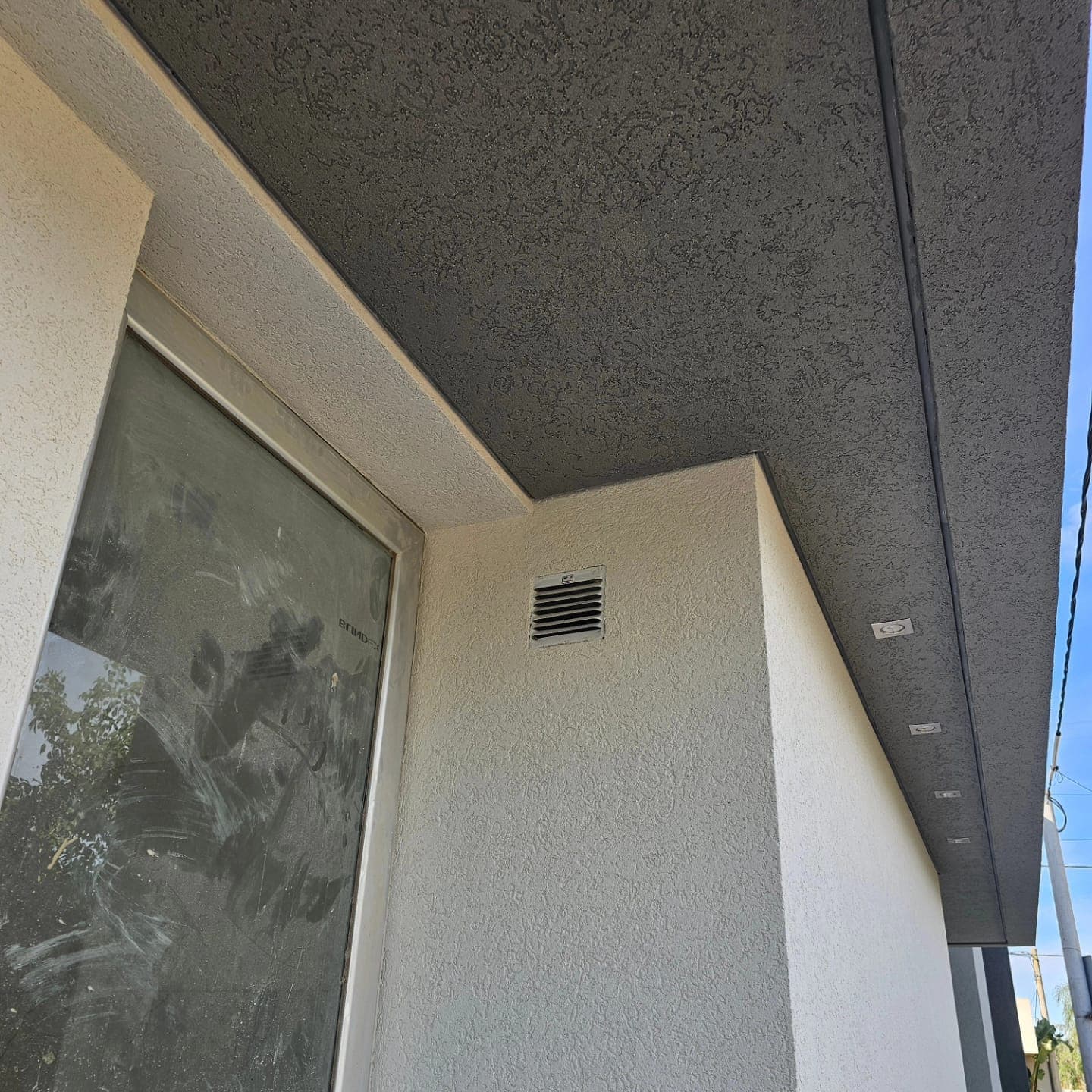 Detalle de alero con acabado texturado