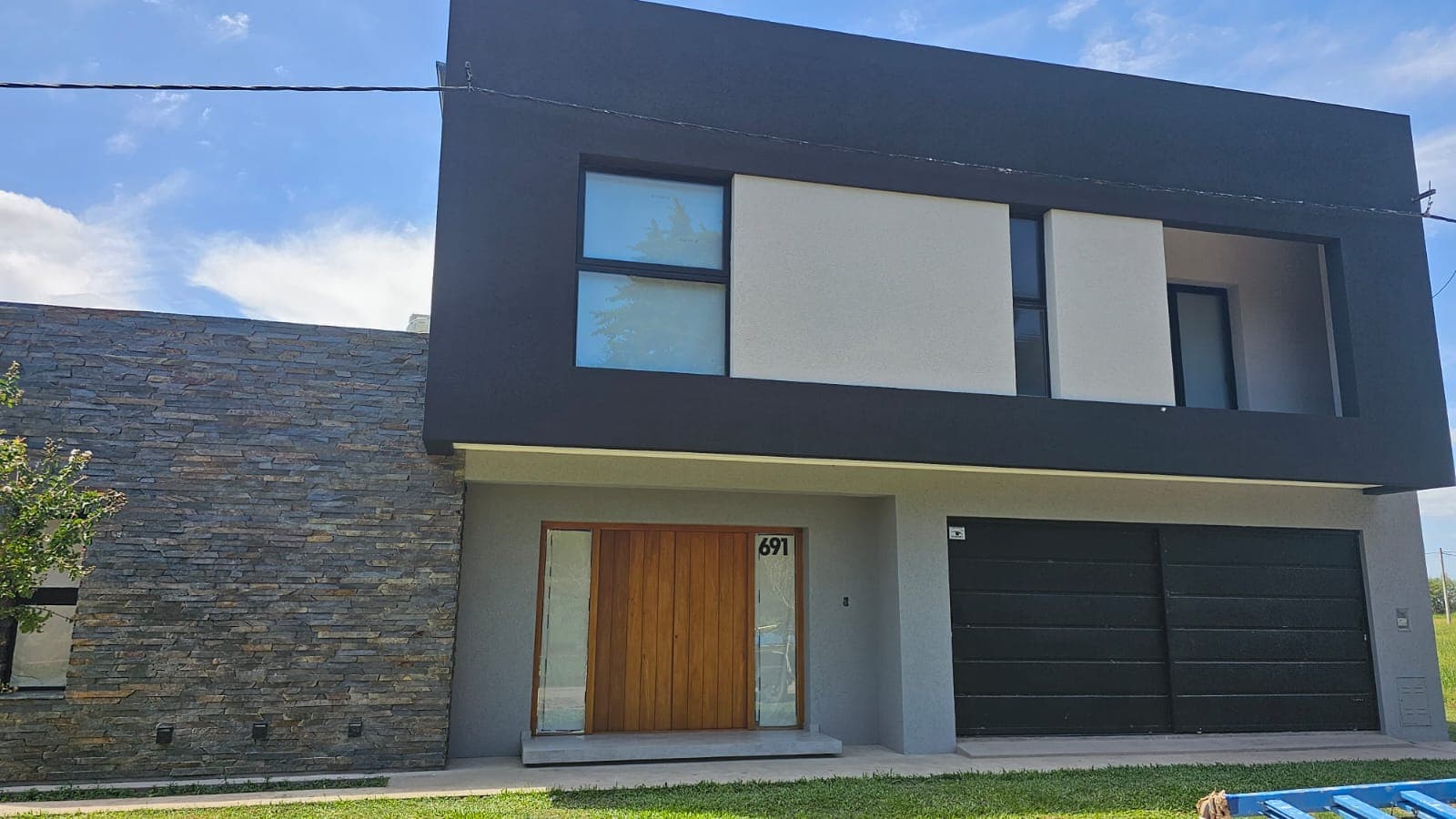 Casa moderna con revestimiento premium