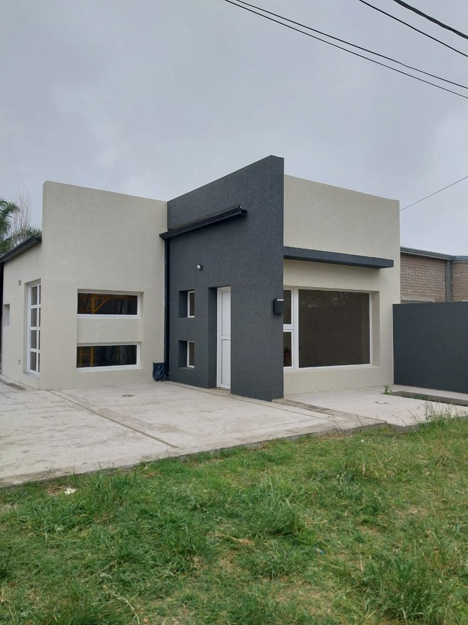 Casa moderna con esquema gris y crema